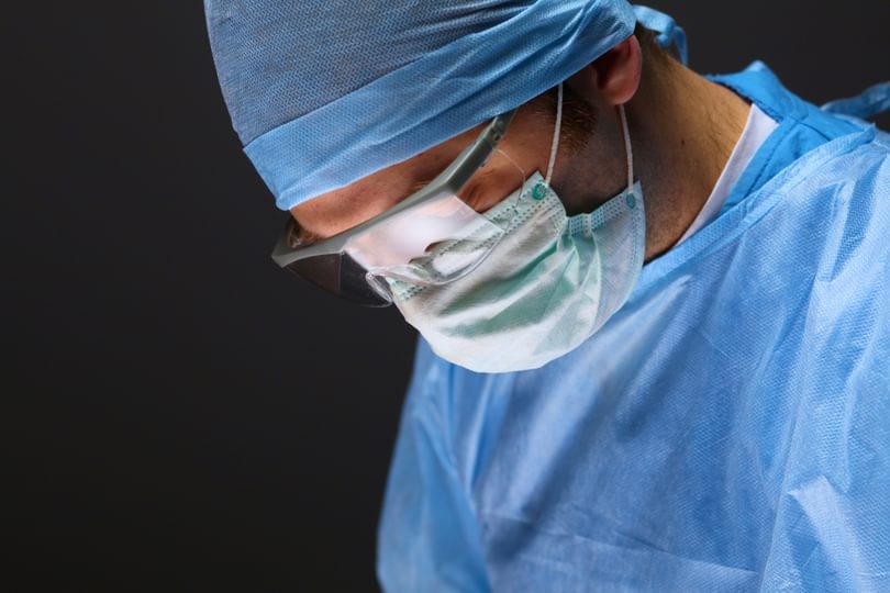 Adobe Stock_lenetsnikolai_Surgeon