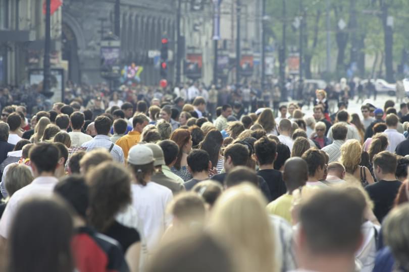 I Stock_adisa_Crowd1